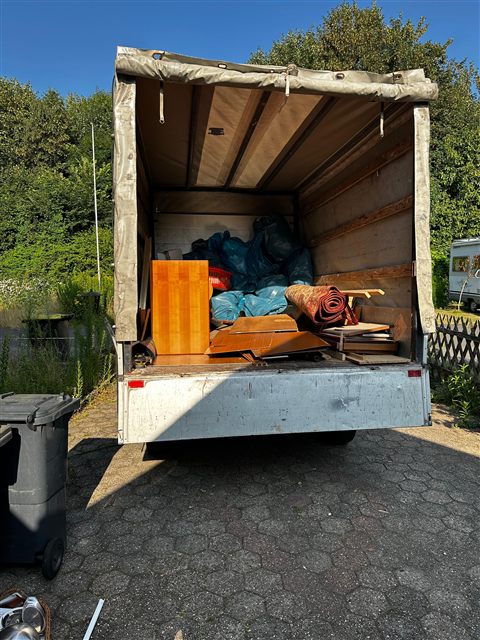 Transporter beim Abtransport von Gegenständen
