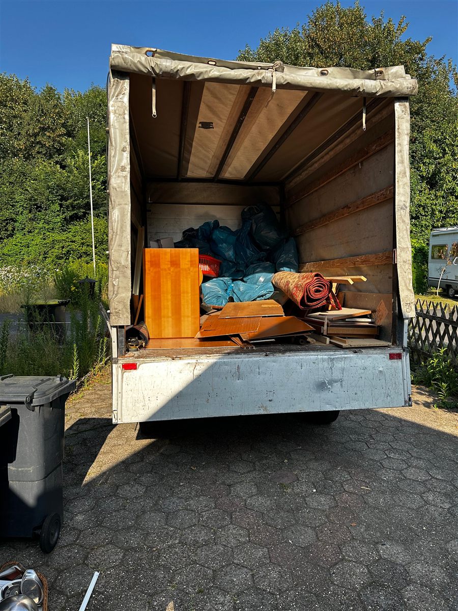 Transporter beim Abtransport von Gegenständen