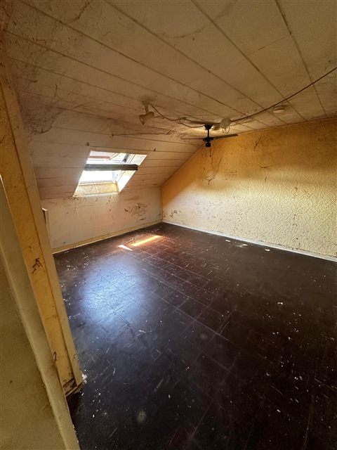 Freigeräumter Raum unter dem Dach