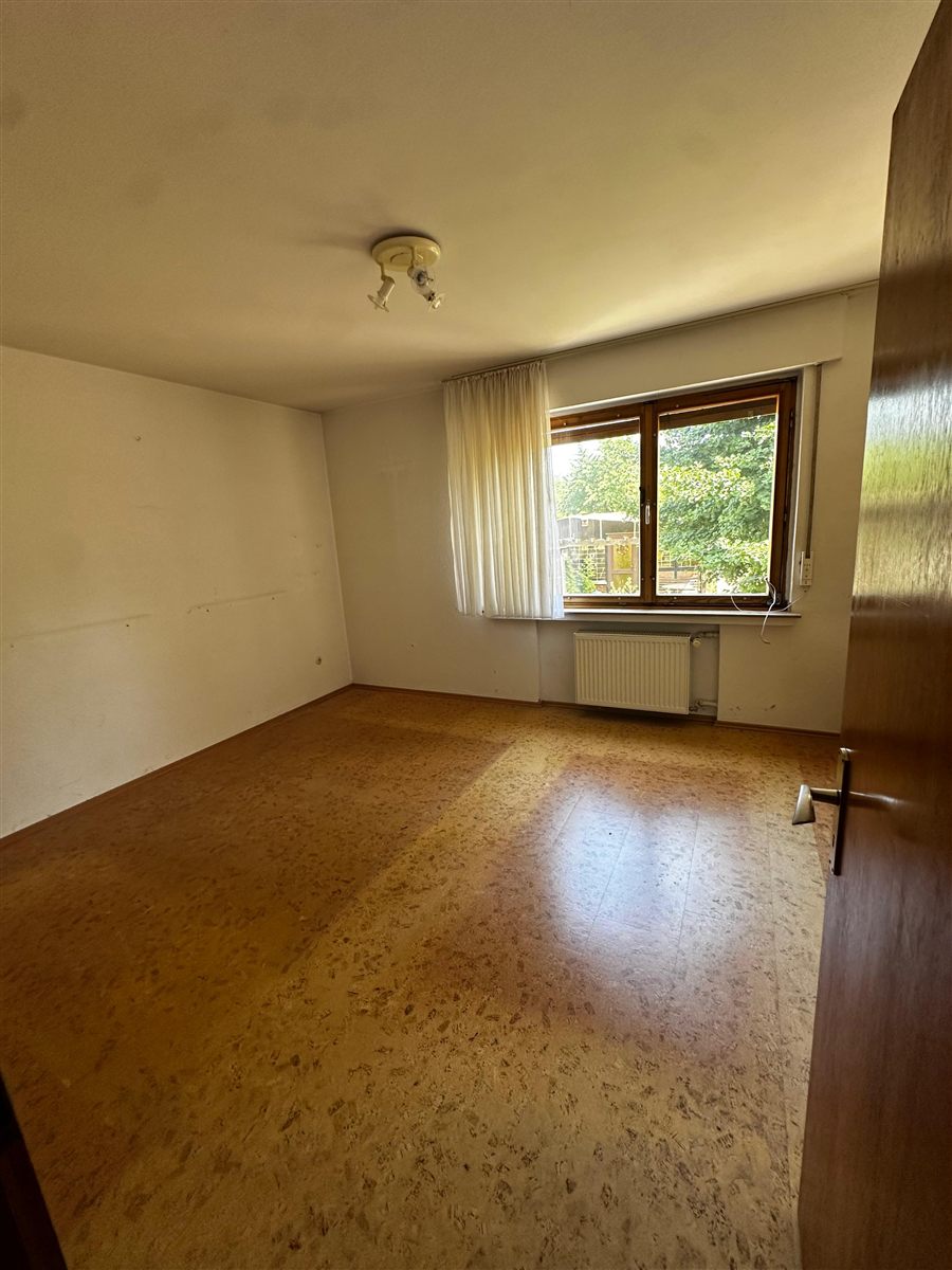 Geräumtes Zimmer mit großem Fenster