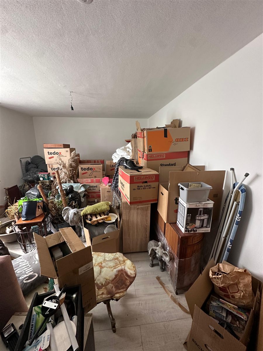 Gesammelter Hausrat und Möbel vor der Räumung
