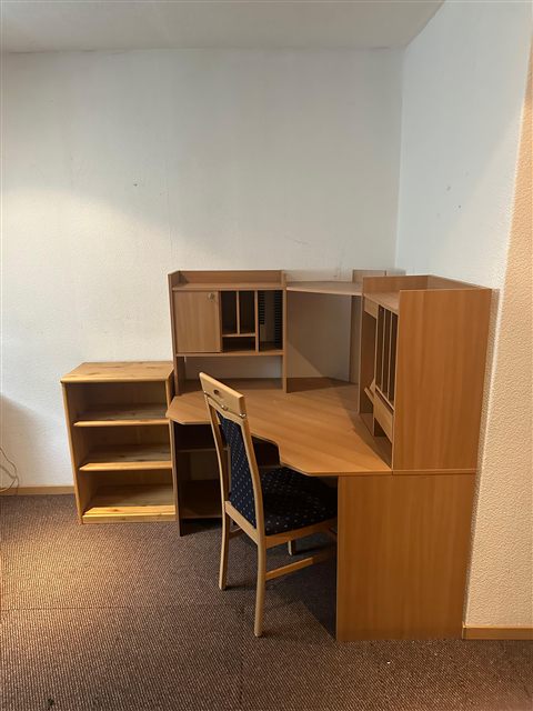 Schreibtisch und Schrank vor der Demontage