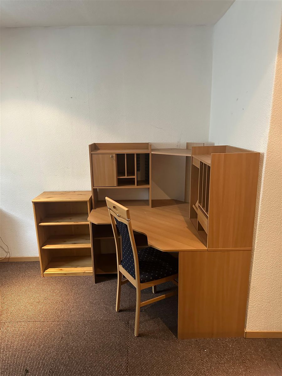 Schreibtisch und Schrank vor der Demontage