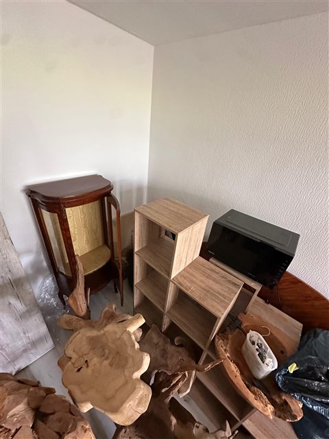 Zerlegte Möbel und Holzbauteile