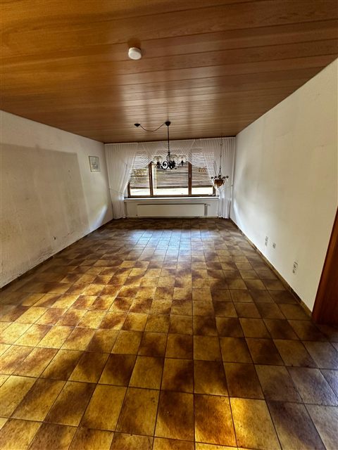 Geräumter Wohnraum mit Holzdecke