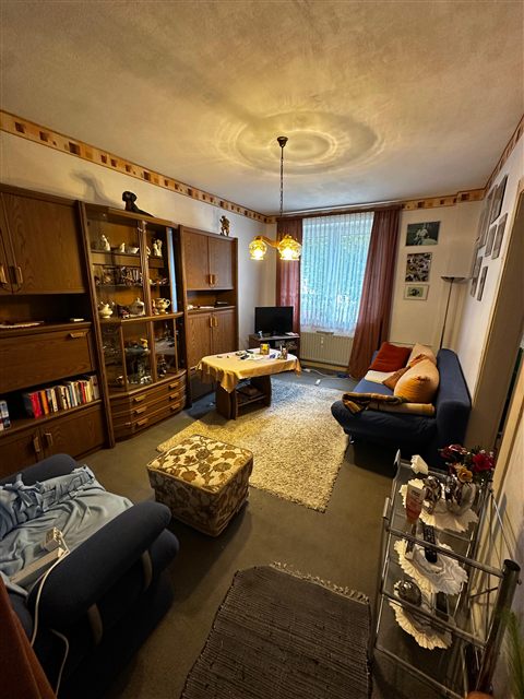 Eingerichtetes Wohnzimmer vor der Haushaltsauflösung