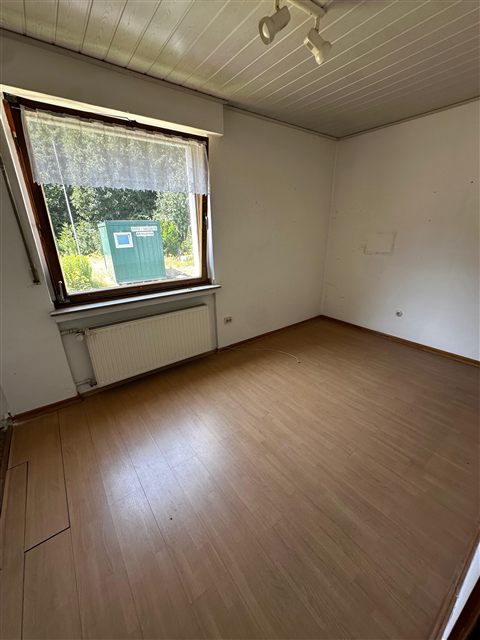 Geräumtes Zimmer mit Holzfußboden